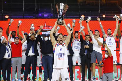 Dogus Balbay levanta el trofeo que proclama a Efes campeón de la Euroliga.