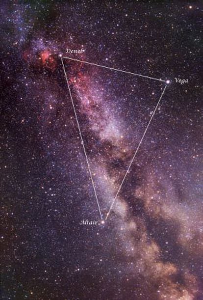 Las tres estrellas del Triángulo de Verano sobre una imagen de Vicent Peris.