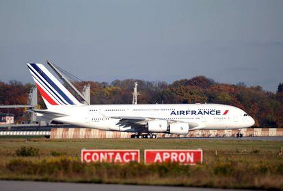 En la imagen, un avi&oacute;n airbus A380 de la l&iacute;nea a&eacute;rea francesa Air France KLM. EFE/Archivo