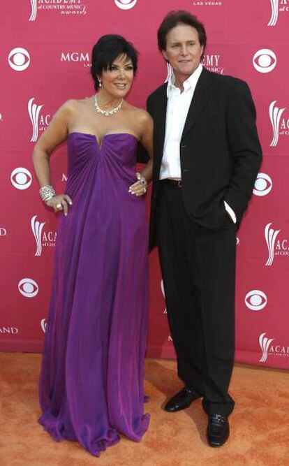 Bruce Jenner y su última mujer, Kris Jenner (con la que compartió 22 años de matrimonio) en la 44 edición de los Premios en Las Vegas (2009).