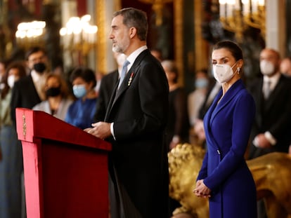 El rey Felipe VI, acompañado de la reina Letizia, preside la tradicional recepción al cuerpo diplomático acreditado en España, este jueves en el Palacio Real.