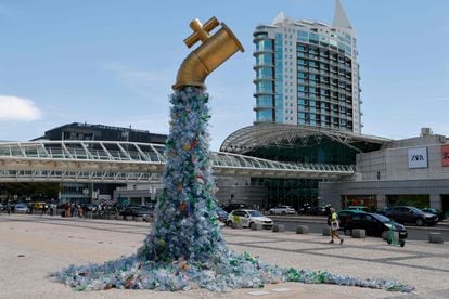 Obra del artista canadiense Benjamin Von Wong instalada en Lisboa para denunciar los plásticos que vertemos al mar. 