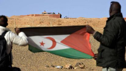 Dos saharauis sostienen una bandera del Frente Polisario, cerca de Al Mahbes en 2017.