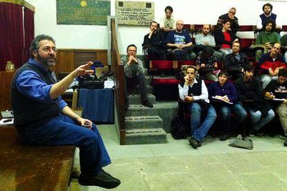 Warren Spector, mientras da una charla a estudiantes en el Colegio de Médicos de Madrid.