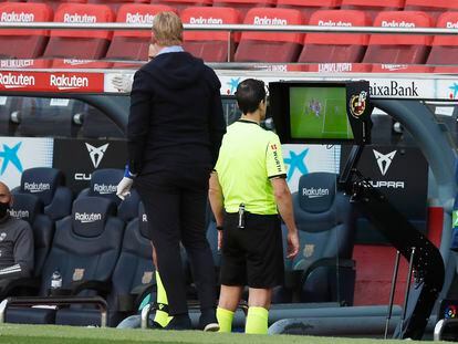Juan Martinez Munuera examina la jugada del penalti de Lenglet a Sergio Ramos durante el Clásico este sábado en el Camp Nou.