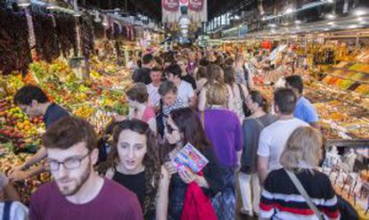 Una multitud pasea en el mercado de La Boqueria.