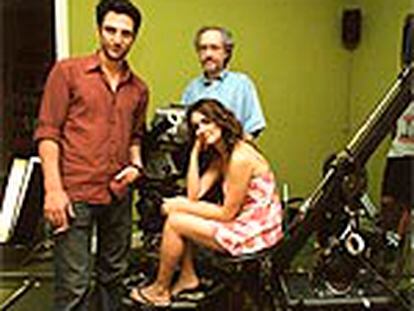 El director de <i>El otro lado de la cama</i>, Emilio Marínez Lázaro, con los actores Ernesto Alterio y Paz Vega.