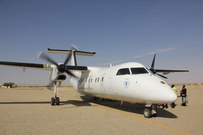 La tripulación y el personal del Servicio Aéreo Humanitario de Naciones Unidas (UNHAS), gestionado por WFP, realizan la rutina prevuelo en el aeropuerto de Abeche en la región de Ouaddaï Muchos refugiados de Darfur viven en esta zona de Chad. 