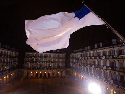 La bandera de San Sebastián ondea en una plaza de la Constitución completamente vacía.
foto javier hernandez