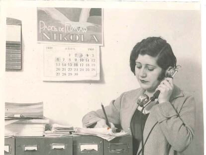 Josefina Carabias toma notas al teléfono en 1931.