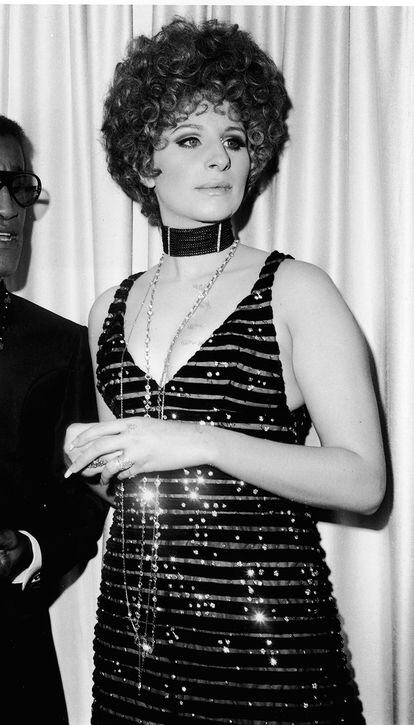 Barbra Streisand, en 1968, con un estilismo que podría funcionar hoy. Aquel año acudía para entregar uno de los galardones.