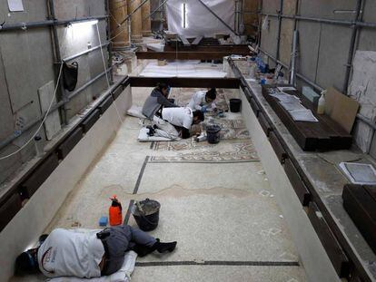 Restauración de los mosaicos de la basílica de la Natividad de Belén, en noviembre de 2018.