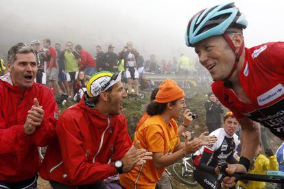 Horner, durante la ascensión al Angliru, animado por los aficionados.