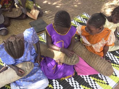 Niñas estudian el Corán en la aldea de Njangeune, en Gambia.