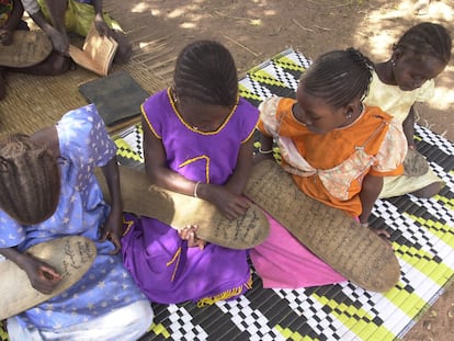 Niñas estudian el Corán en la aldea de Njangeune, en Gambia.