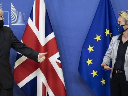 El primer ministro británico, Boris Johnson, y la presidenta de la Comisión, Ursula von der Leyen, ayer en Bruselas.