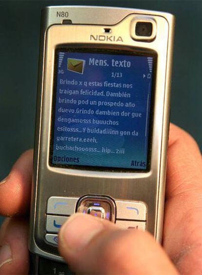 Un teléfono móvil con un SMS.
