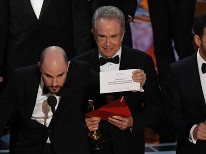 Montaje con el error en la entrega del sobre del Oscar a mejor película.