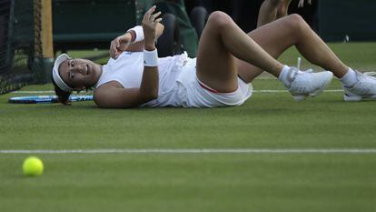 Muguruza, tras caer al suelo durante el partido contra Van Uytvanck.
