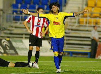 Acuña celebra un gol con el Cádiz en el Trofeo Ramón de Carranza.