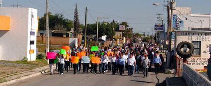Vecinos de Ciudad Mier (Tamaulipas) marchan este martes contra la violencia.