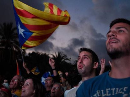 Partidarios de la independencia de Catalu&ntilde;a escuchan un discurso de Carles Puigdemont, el 10 de octubre en Barcelona.