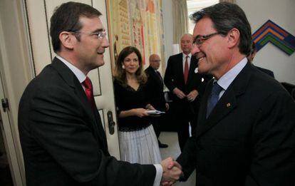 El primer ministro portugués, Pedro Manuel Passos Coelho saluda al presidente de la Generalitat Artur Mas.