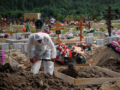 Un empleado con traje de seguridad en un cementerio de San Petersburgo, el pasado viernes.