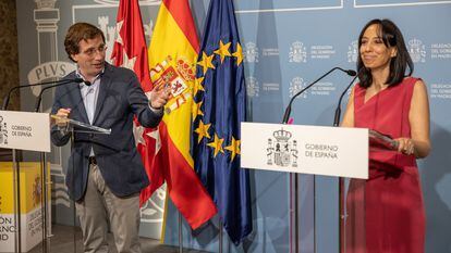 El alcalde de Madrid, José Luis Martínez-Almeida, y la delegada del Gobierno, Mercedes González, durante una rueda de prensa conjunta tras la reunión de la Junta y del Consejo Local de Seguridad de la capital.