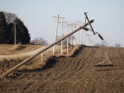 Un poste de luz colapsa sobre un campo en Estados Unidos