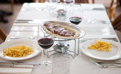 El único plato que sirven en el L’Entrecote Café de París.