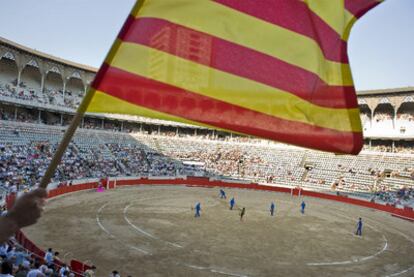 Una <i>senyera</i> ondea en la Monumental de Barcelona.