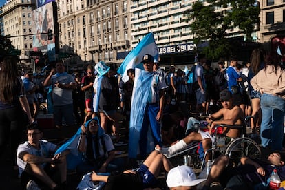 Las autoridades habían pedido a la gente que siguiera la caravana desde el punto más cercano a su casa y que no se trasladara hacia el centro de la ciudad.