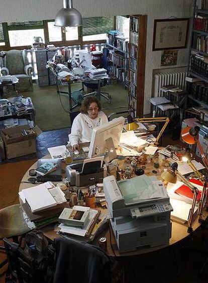 Emma Cohen, en su sitio de trabajo. Al fondo, la mesa de Fernando Fernán-Gómez, quien fuera su pareja. 
Foto: Claudio Álvarez