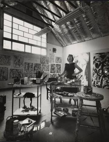 Lee Krasner en su estudio en 1962.