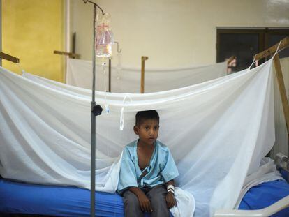 Alexis Gonzalo Álvarez, de 7 años, se recupera de un caso de dengue en el hospital público de Caranavi, Bolivia, el 16 de febrero, 2023