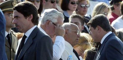 Trillo y el expresidente Aznar saludan a familiares de las víctimas del Yak-42 durante el funeral.