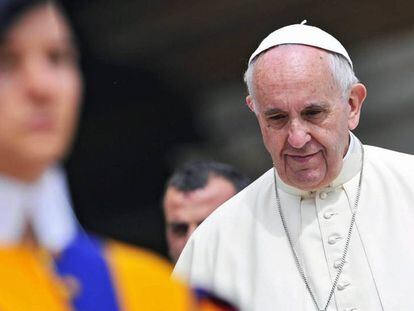 El papa Francisco, en la plaza de San Pedro del Vaticano el 11 de mayo. GIORGIO ONORATI EFE