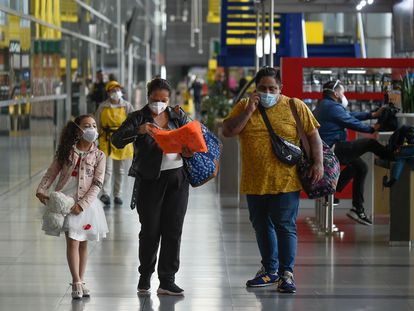Viajeros en el aeropuerto internacional El Dorado en Bogotá. En vídeo, Iván Duque anuncia el bloqueo de las llegadas de vuelos internacionales a Bogotá.