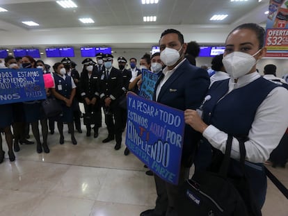 Una protesta de trabajadores de Interjet para reclamar el pago de sus salarios, en Cancún.