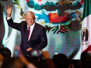 El presidente de México, Andrés Manuel López Obrador, saluda tras su victoria el 1 de julio de 2018.