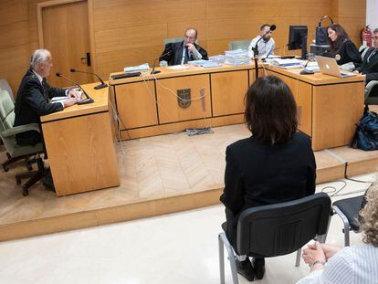 Imagen del juicio contra Juana Rivas por sustracción de menores en Granada en 2018. En el centro superior de la imagen, el juez Manuel Piñar.