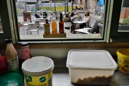 Una terraza del centro de Valencia, vista desde la cocina de un bar.