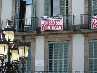 Carteles de venta de un piso de Barcelona, escritos en ingles, en una imagen de 2023.