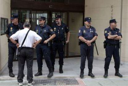 Policías custodiando la entrada al Ayuntamiento de El Ejido durante la Operación Poniente.