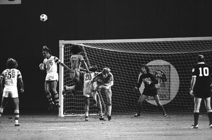 1979 年 8 月，在聖地亞哥和坦帕灣的比賽中，雨果·桑切斯（從後面排在 7 號）。
