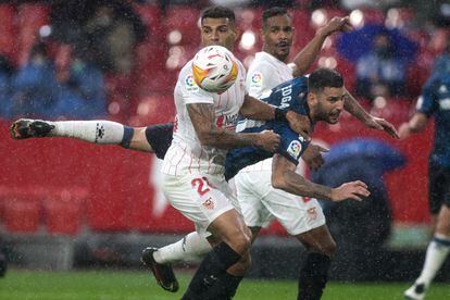 Edgar intenta el remate ante Diego Carlos y bajo la lluvia.