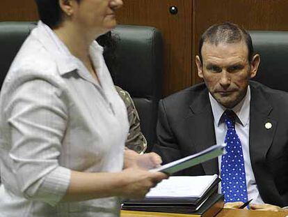 Nekane Erauskin pasa delante de Ibarretxe camino de la tribuna.