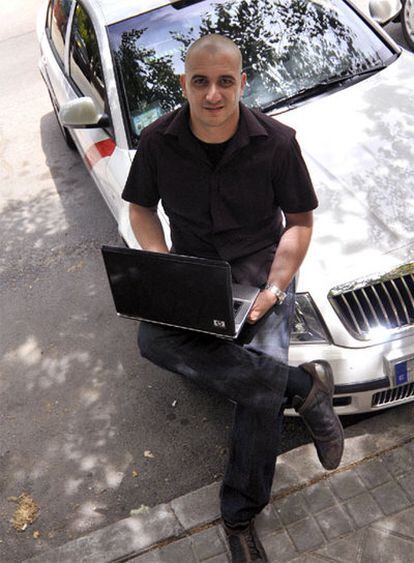 Daniel Díaz, con el portátil con el que escribe desde su taxi.