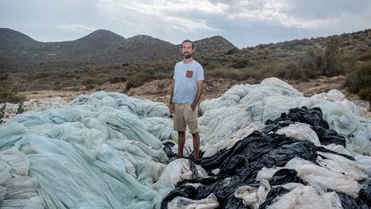 Marcos Diéguez, de Ecologistas en Acción, sobre un vertido ilegal de plásticos agrícolas cerca de Níjar (Almería).